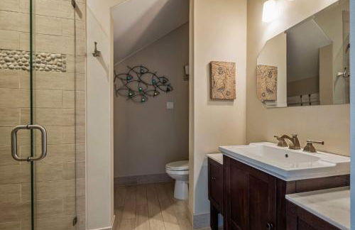 Lake Travis Retreat - 5BR with BBQ & Pickleball - Foto 18