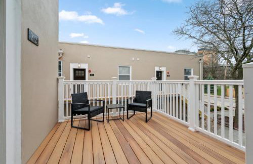 Upscale King Bed Suite with Full Workspace and Free Parking - Foto 34