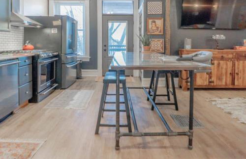 2BR with Workspaces & Deck ABODEbucks - Foto 24