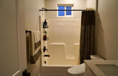 Modern comfort, prime location, 360 views, 4 BR entire house - Foto 27