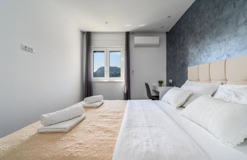 VILLA CVITA is a modern 5-bedroom villa with a Jacuzzi, a Gym and Finnish Sauna, a heated pool, and amazing views - Foto 21