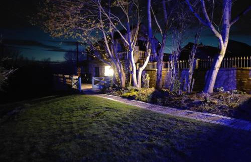 Stunning 2 Bedroom Guest House with Hot Tub - Photo 28