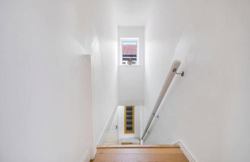 Luxury 5 BDR 2 BA House with Parking in Sandhurst By 360Stays - Photo 74