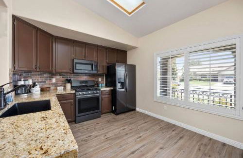 Relaxing 4BR 2BA Sleeps 8 Family Friendly - Photo 8