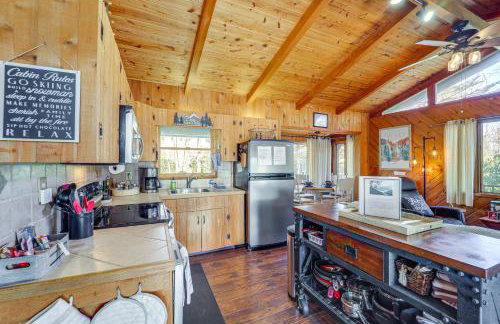 Near Lake and Trails Rustic Newland Cabin with Deck! - Foto 10