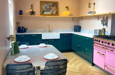 Spacious home in Leeds ideal for gatherings with free parking - Foto 12