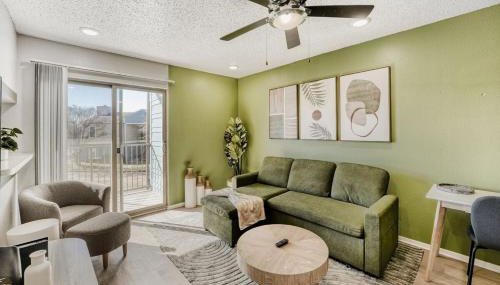 Polished King Getaway - Sleeps 4 - Pool, Prkg - Foto 1