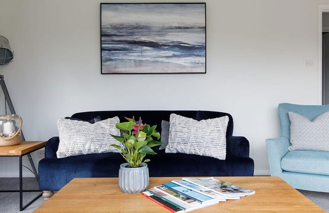 Coastal Retreat for 8 With Hot Tub - Walk to Beach - Foto 3