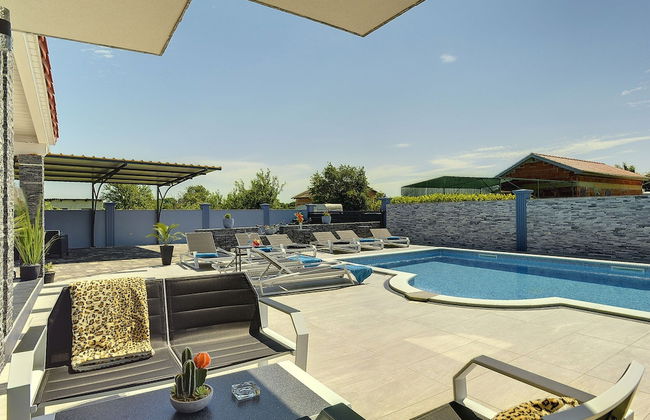 Modern Villa With Private Pool Consisting of 2 Apartments Near the Beach - Photo 22