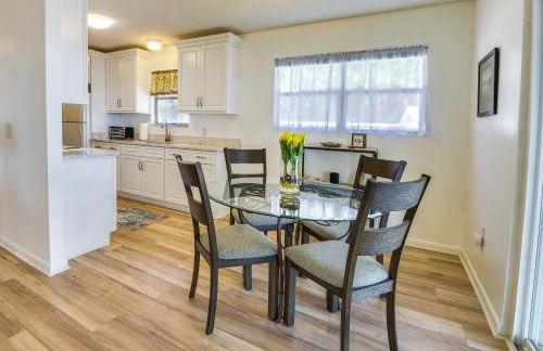 Renovated Crescent Lake Escape with Waterfront Deck! - Foto 6