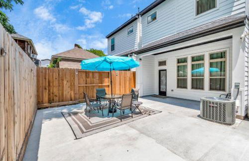 Tranquil Downtown Escape with Backyard - Photo 56