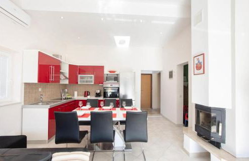 Three-Bedroom Apartment In Ostrvica - Photo 29