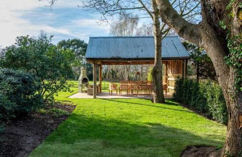 Willowberry Barn - Exclusive Home with Hot Tub - Photo 8