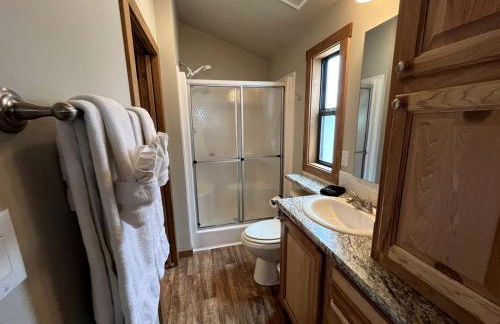 Peaceful Lakefront Tiny Cabin Nestled in the Sabine National Forest for a Romantic Escape in Hemphill, Texas - Foto 17