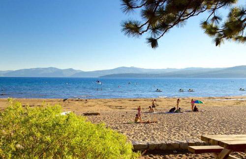 Private Ski, Lake & Golf Chalet! Walk to Lake - Foto 2