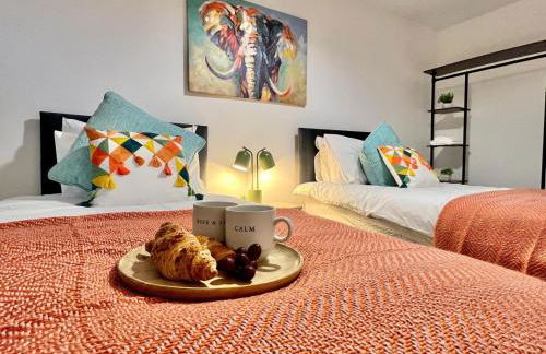 Borage House- Crawley,3BR House, Wifi, Parking, Close to Gatwick Airport, Contractor friendly, short and long term stays welcome - Foto 1