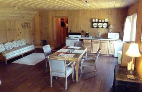 Rustic Cabin Rental in a Wild Meadow near Crater Lake National Park, Oregon - Photo 2