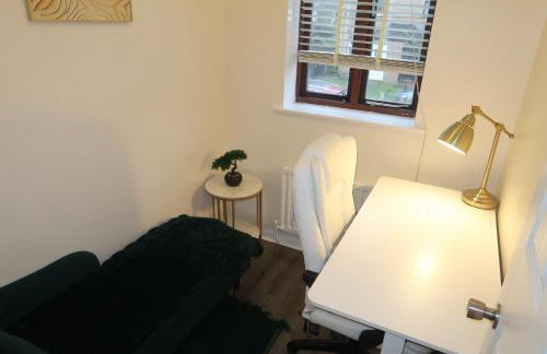 Cozy 3 Bedroom Home with Garden & Free Parking - Milton Keynes - Foto 9
