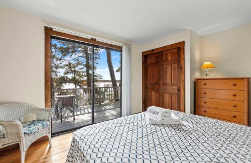 Waterfront on Swan Pond with Kayaks - Photo 16