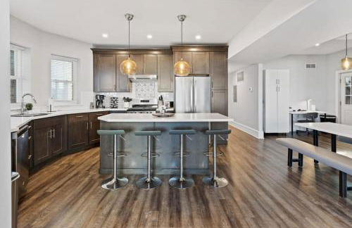 Modern 4BR 2BA Apt Steps to the Beach Open Living - Foto 6