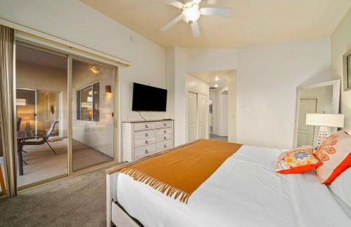 Remodeled modern beauty backs to open desert with mountain views & home theatre - Foto 11