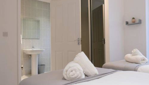 Prime Location - 4 Bedroom 3 Bathroom House - Sleeps up to 8 - Free Parking, Fast Wifi, Balcony, Smart TV and Private Garden by Yoko Property - Foto 3, towels