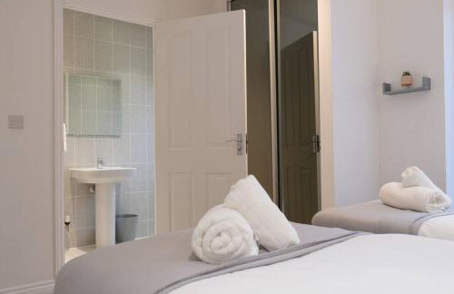 Prime Location - 4 Bedroom 3 Bathroom House - Sleeps up to 8 - Free Parking, Fast Wifi, Balcony, Smart TV and Private Garden by Yoko Property - Foto 3