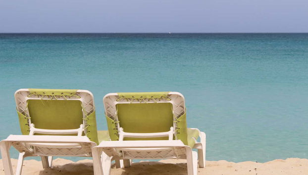 Due sedie a sdraio nella spiaggia di Grand Case