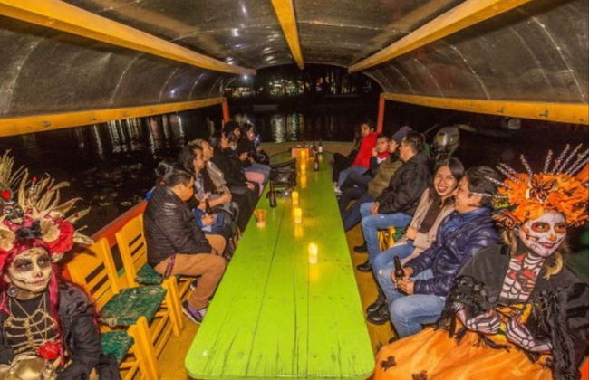 Tour del Día de Muertos por Xochimilco con cena - Foto 3