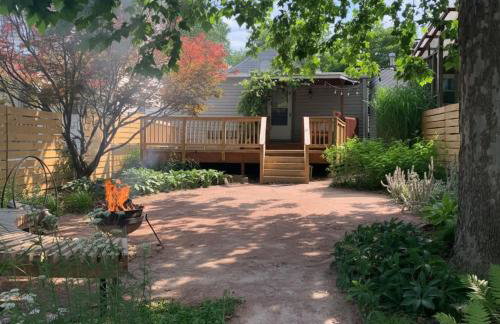 Charming City Home with Patio Fire Pit & Record Player-Family Friendly - Foto 28