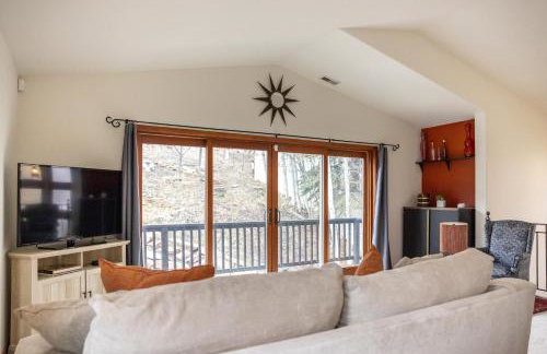 Spacious 5 Bed Retreat, Walk to Lifts and Main - Photo 32