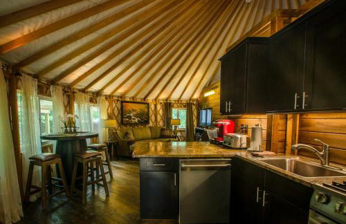 Creekside Cove Luxury Yurt w Hot Tub in Nantahala - Foto 3