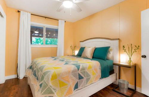 One of a Kind Home with HOT TUB Pool Table and Fire Pit 4 Miles to DT - Foto 27