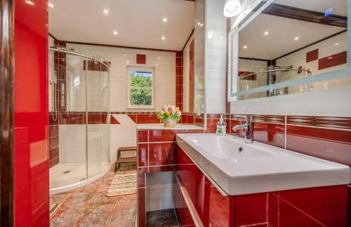 Stunning! Pocono Escape! HotTub Sauna Pool Ski Pet-Friendly Firepit Game Room Fireplace BBQ Lakes Tennis Fishing - Foto 39