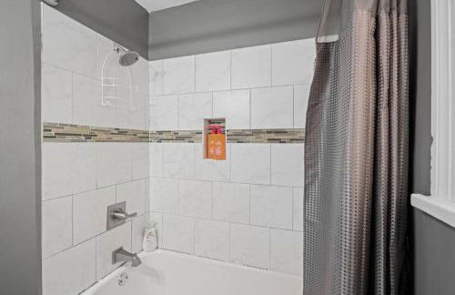 Private House + Yard Central Location to all RVA - Foto 16