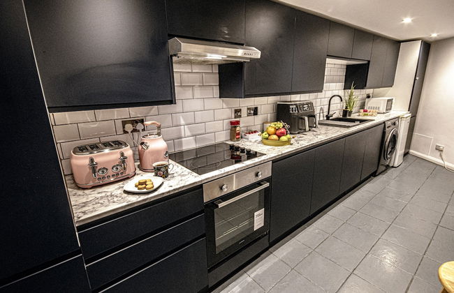 Stylish Super Central Modern Townhouse Retreat - Photo 8