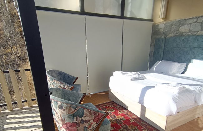 Stunning Cliff-edge 2-bedroom Chalet in Karimabad - Photo 5