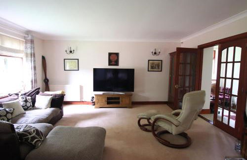 Serene Countryside Home with Manicured Gardens - Foto 33