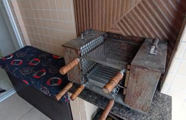 Prédio com piscina na cobertura frente ao mar,apartamento para até 6 pessoas e 3 crianças até 8 anos, churrasqueira na sacada, Wi-Fi grátis, rede de proteção, NÃO oferecemos roupas de cama e banho, 1 vaga de garagem, na Praia Grande-Vila Mirim - Foto 7