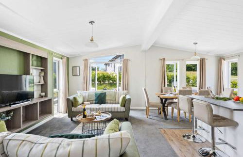 Rose Lodge, 21 Roadford Lake Lodges - Hot Tub, Free Parking and WiFi, Short Walk to Lake - Foto 1