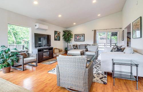 2 Mi to Downtown Coos Bay: Home w/ Deck, Fire Pits - Photo 6