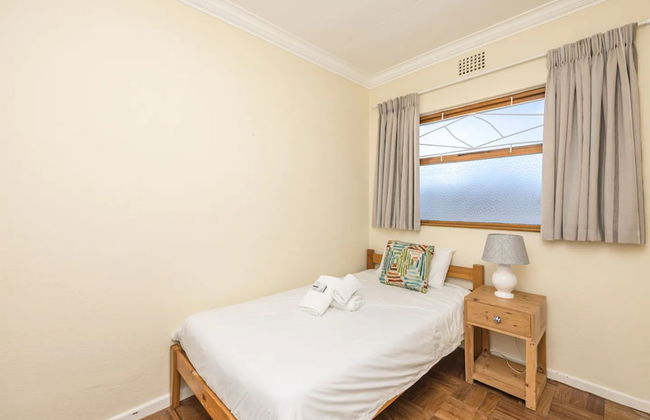 Vibrant and Safe 2 Bedroom Apartment - Photo 4