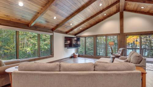 Impressive Presque Isle Lake House with Water Access - Foto 5