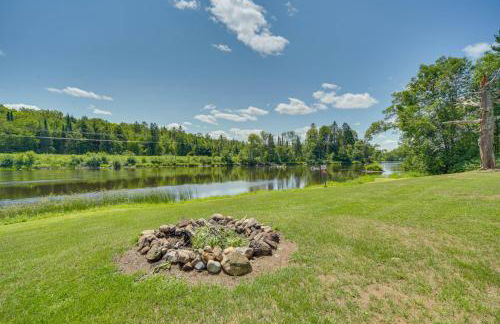 Spacious Winter Retreat with River Access and Kayaks! - Foto 40