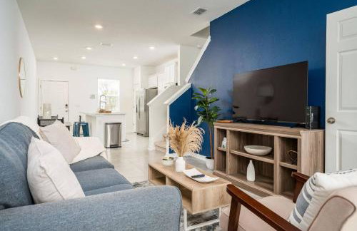 Stylish & Chic 2BR Townhome | Close 2 Bch. - Foto 1