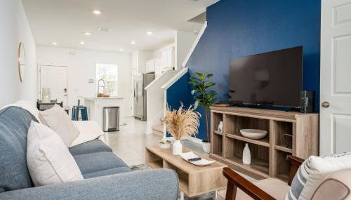 Stylish & Chic 2BR Townhome | Close 2 Bch. - Foto 1