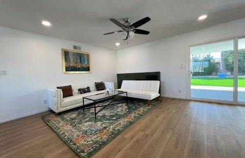 Modern 4 King Beds, Beautiful Large Backyard, Golf, WFH, Long Stays, WI-FI, FWY, 25 mins to Beach - Photo 6