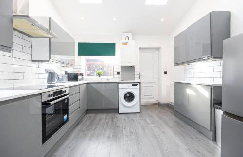 Bolton 2BR Cinema House, Free Parking, Fast WiFi, Comfortable Stay - Foto 6