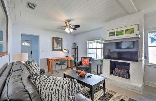 Chic Home with Fire Pit and Patio, Walk to Lake! - Foto 6