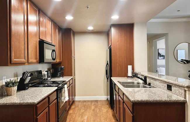 Relaxing 2-br Apt With Pool Hot Tub Gym - Photo 26